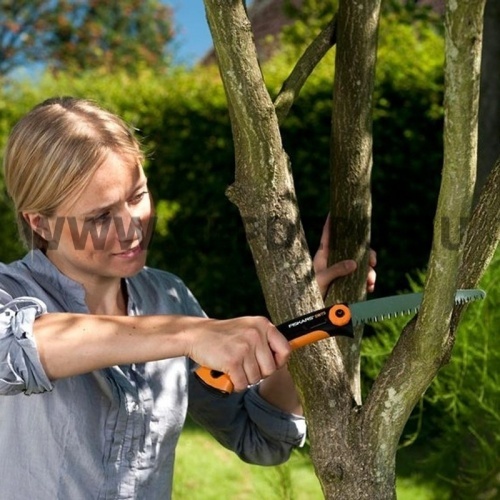 Fiskars Xtract kerti fűrész SW73, behúzható pengével
