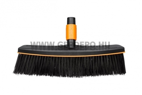Fiskars QuikFit kültéri seprű