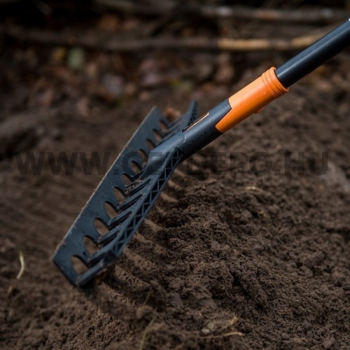 Fiskars Solid univerzális kerti gereblye