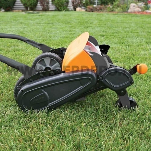 Fiskars kézi fűnyíró Momentum
