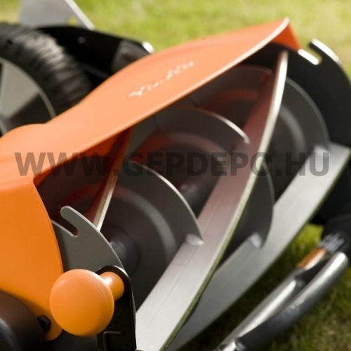 Fiskars kézi fűnyíró Momentum