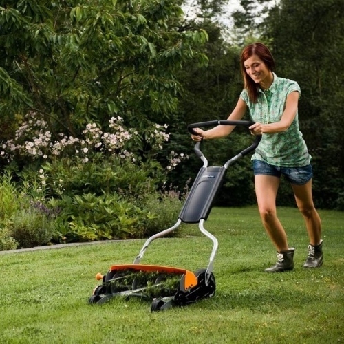 Fiskars kézi fűnyíró Momentum