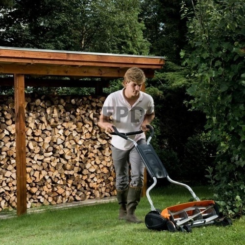 Fiskars kézi fűnyíró Momentum