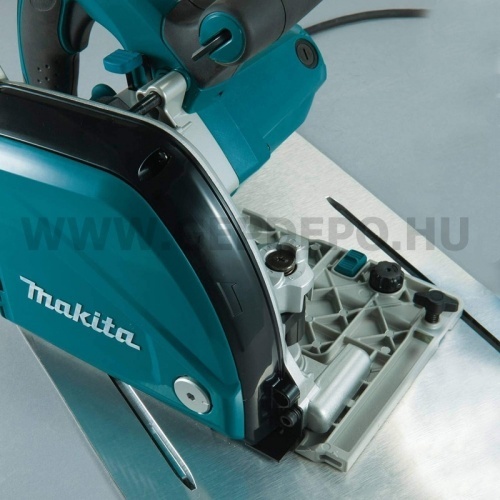 Makita CA5000XJ merülőfűrész alumínium vágáshoz