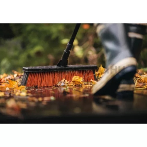 Fiskars Solid univerzális kültéri seprű (L)