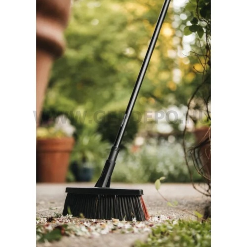 Fiskars Solid univerzális kültéri seprű (M)