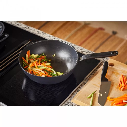 Fiskars Functional Form Wok serpenyő, 28 cm, rozsdamentes acél