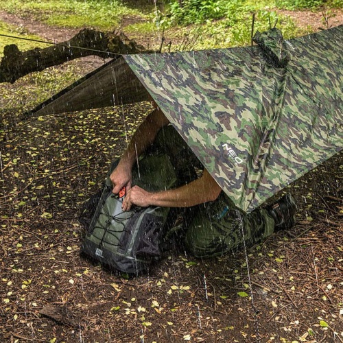 Neo Outdoor terepszínű esőköpeny 3 az 1-ben: poncsó, matrac, ponyva, oldalsó rögzítőkkel - XXL