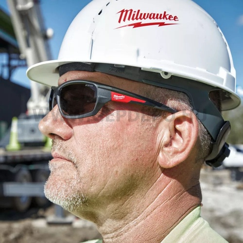 Milwaukee Performance védőszemüveg, sötétített
