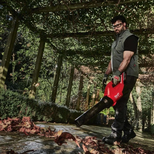 Milwaukee M18 FBLG3-0 akkus lombfúvó géptest