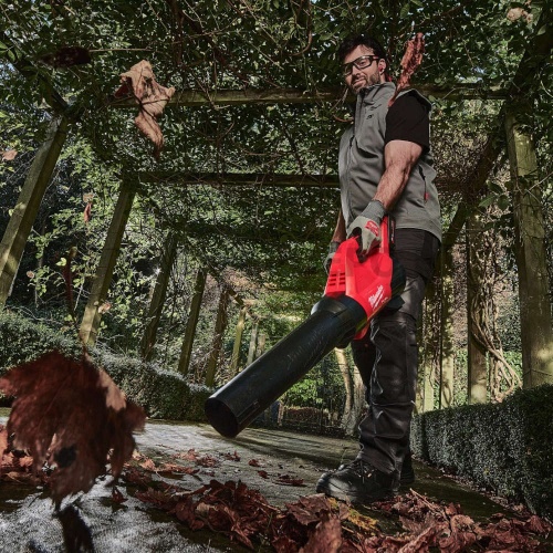 Milwaukee M18 FBLG3-0 akkus lombfúvó géptest