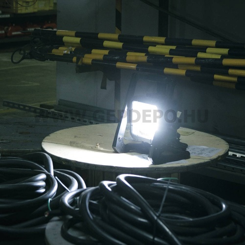 Makita DML805 akkus LED lámpa 750 lumen 14,4/18V LXT (230V)
