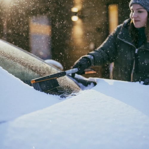 Fiskars Plus autós hóseprű és jégkaparó hosszított nyéllel