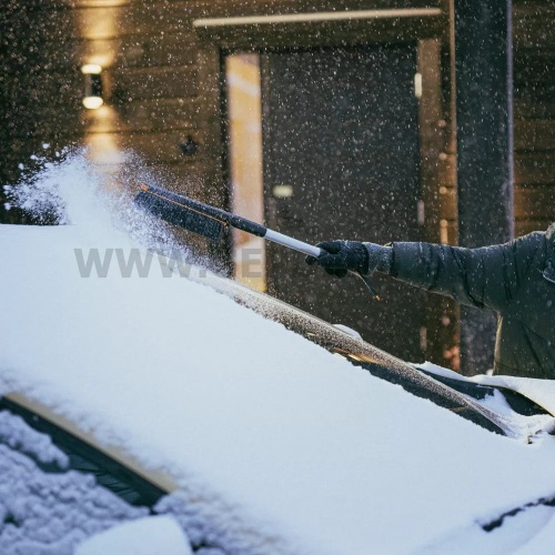 Fiskars Plus autós hóseprű és jégkaparó hosszított nyéllel