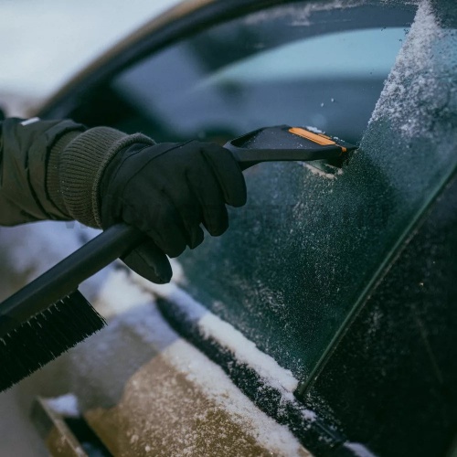 Fiskars Plus autós hóseprű és jégkaparó