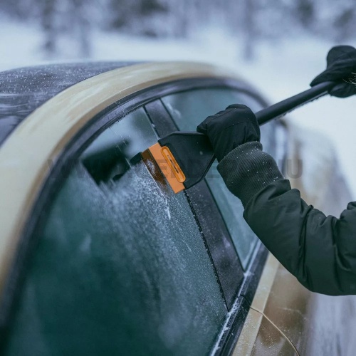 Fiskars Plus autós hóseprű és jégkaparó