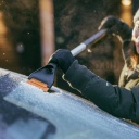 Fiskars Plus autós hóseprű és jégkaparó hosszított nyéllel