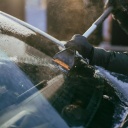 Fiskars Plus autós hóseprű és jégkaparó hosszított nyéllel