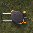 Fiskars XL automata tömlőkocsi kerekekkel